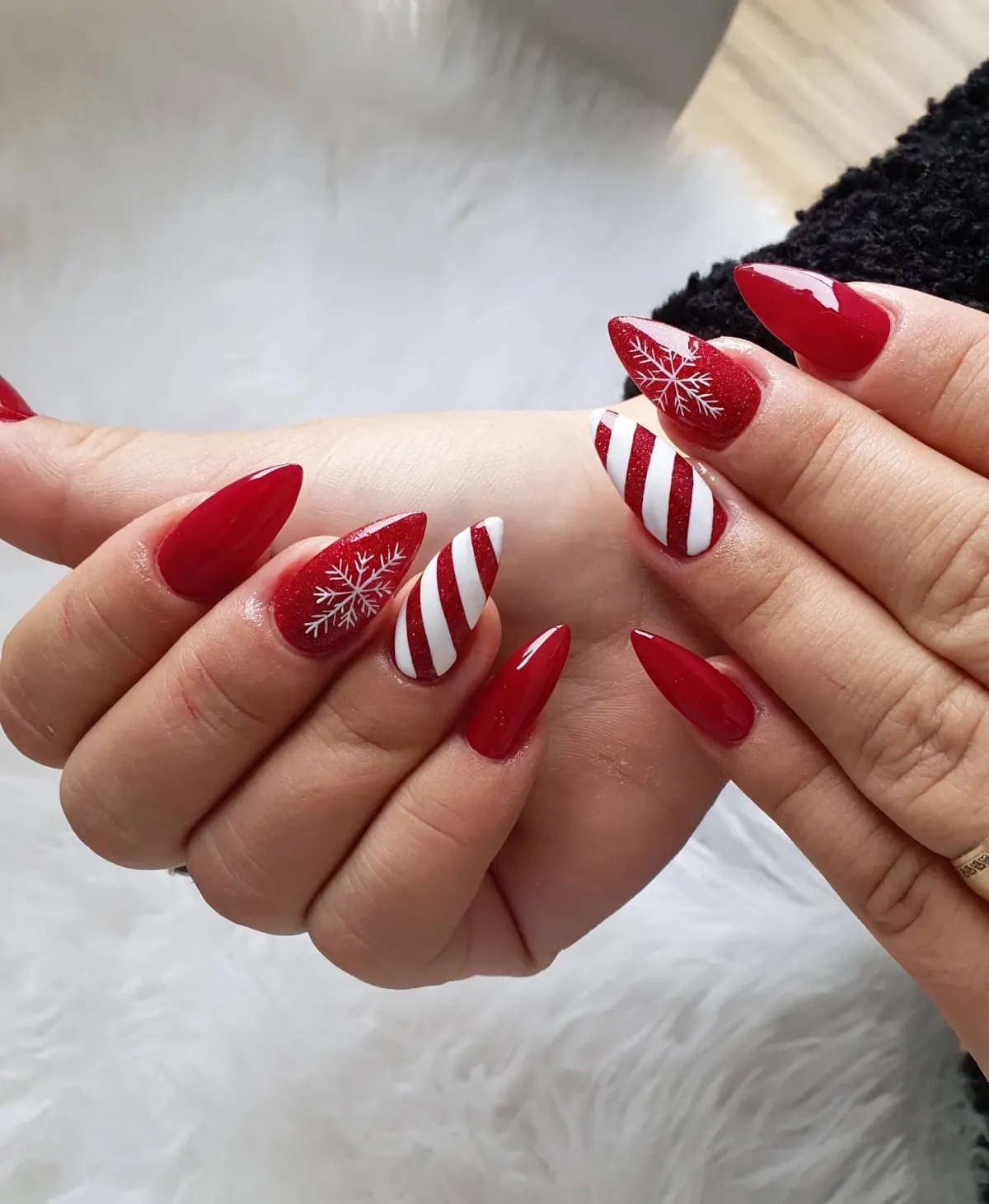 Manicura acabada de fazer no salão