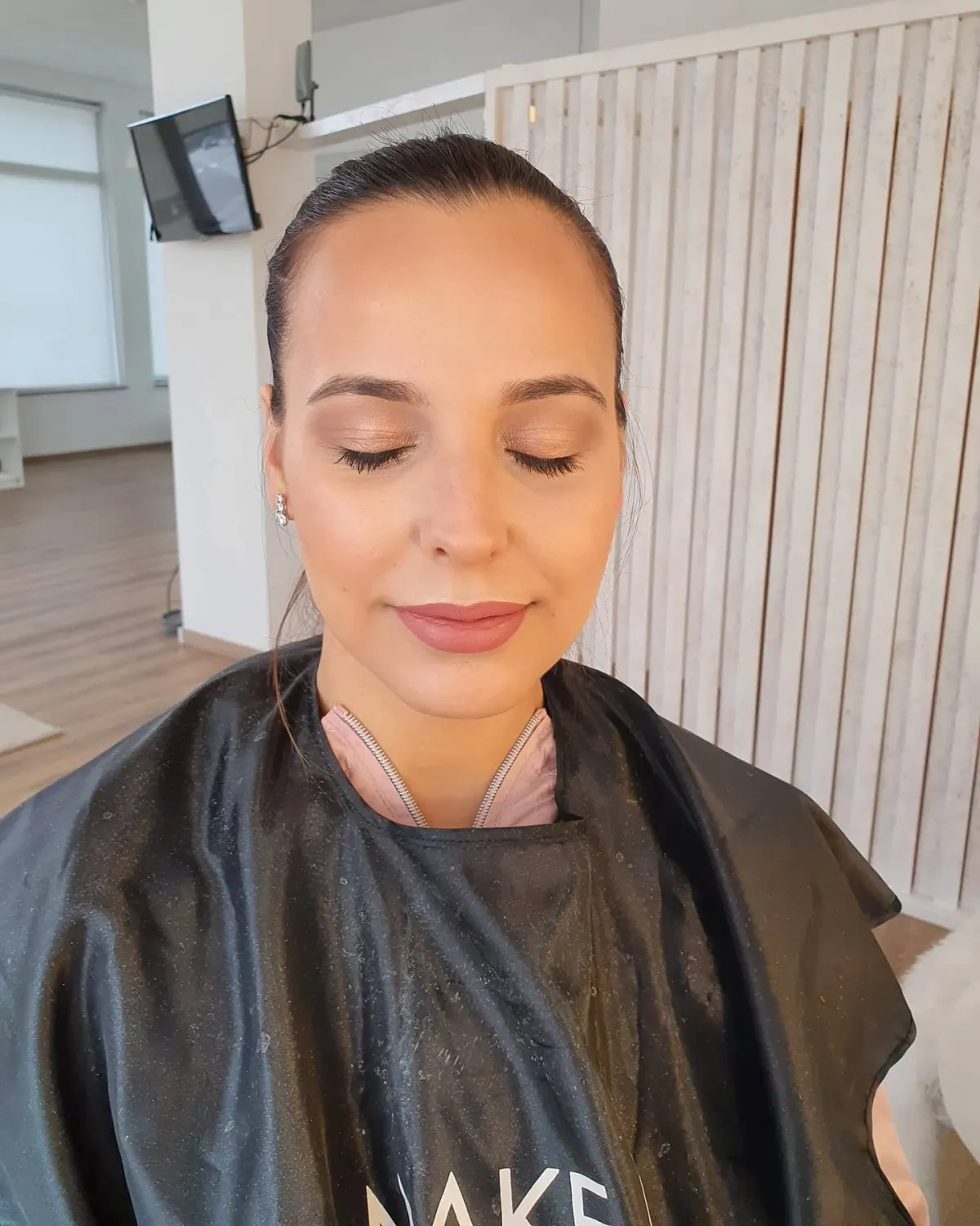 Maquilhagem natural em tons pêssego, feita no salão