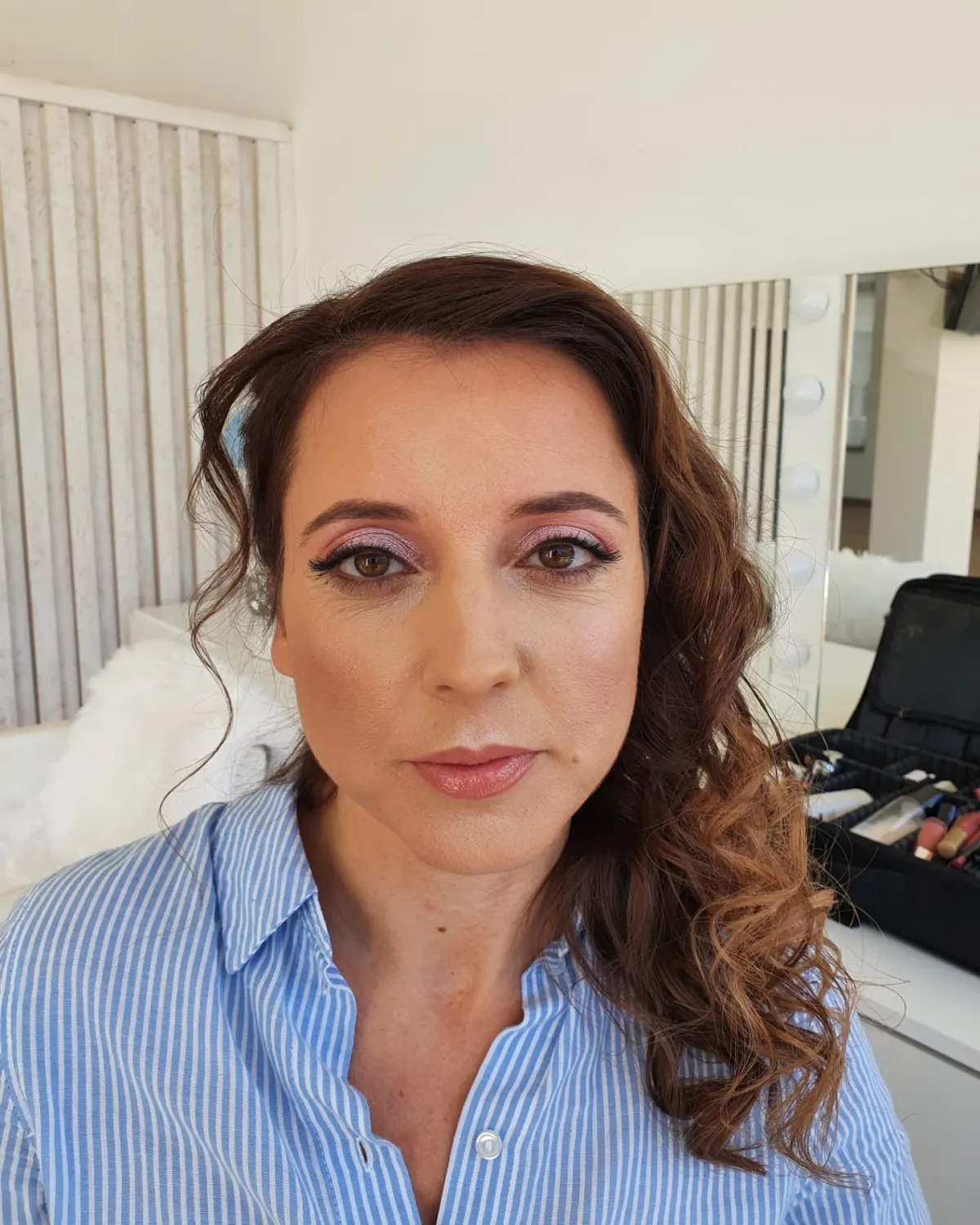 Cliente com maquilhagem de olhos em tons rosa, feita pela Catarina Pinho