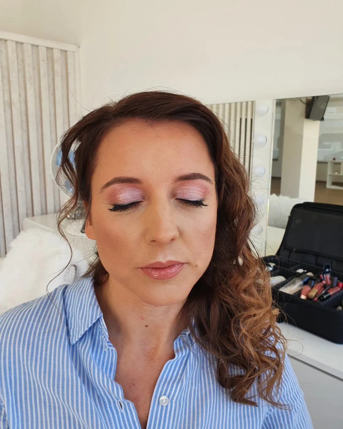 Maquilhagem de olhos em rosa e dourado, com os olhos fechados
