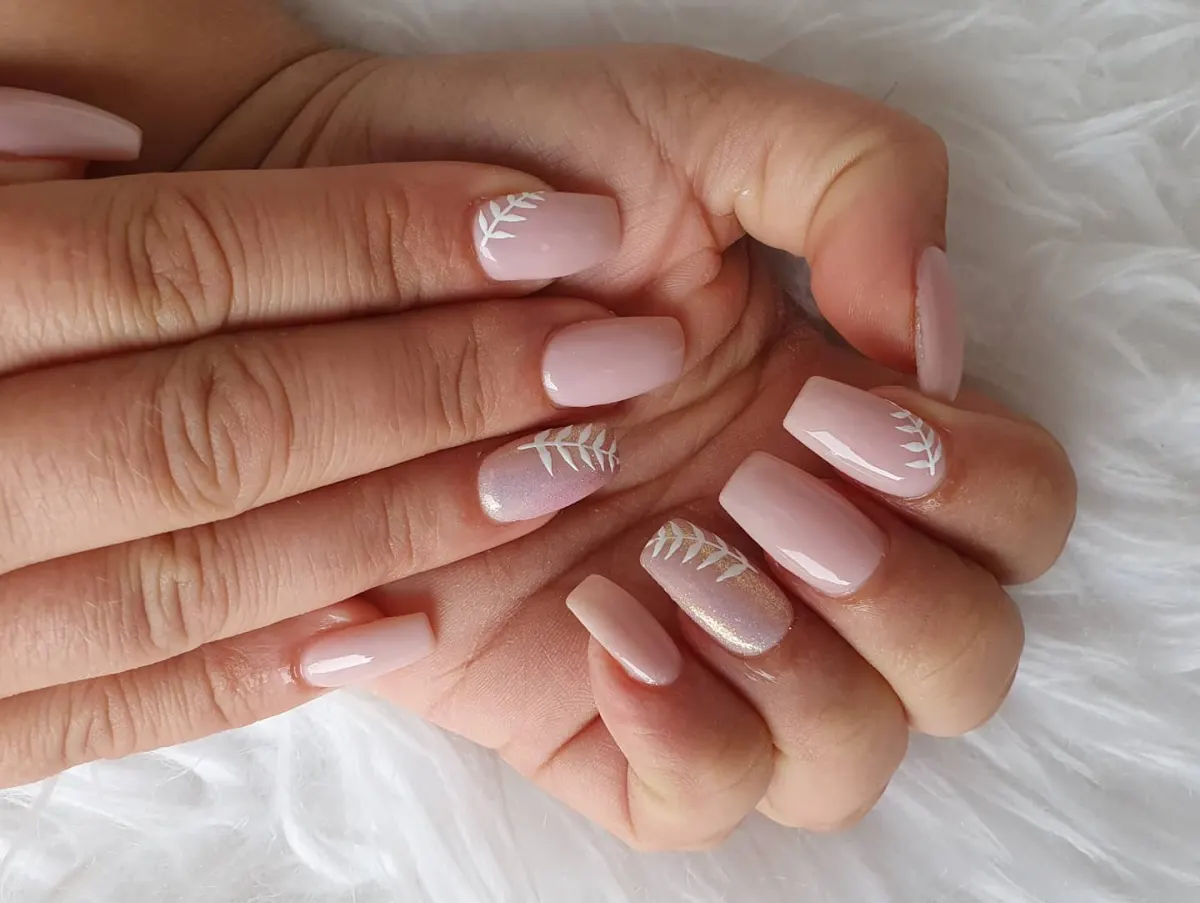 Unhas com decoração delicada