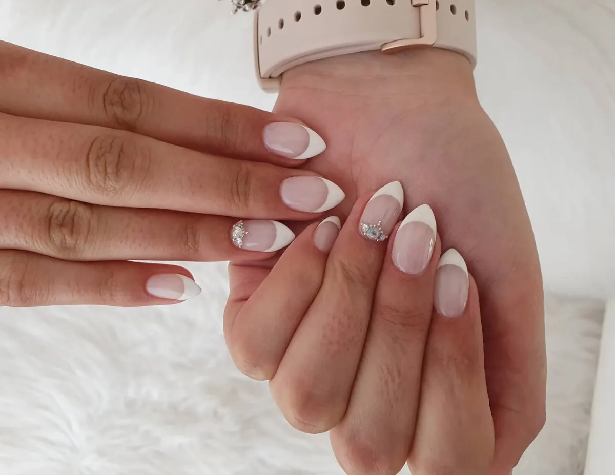 Unhas em francesa com pequenas pedras