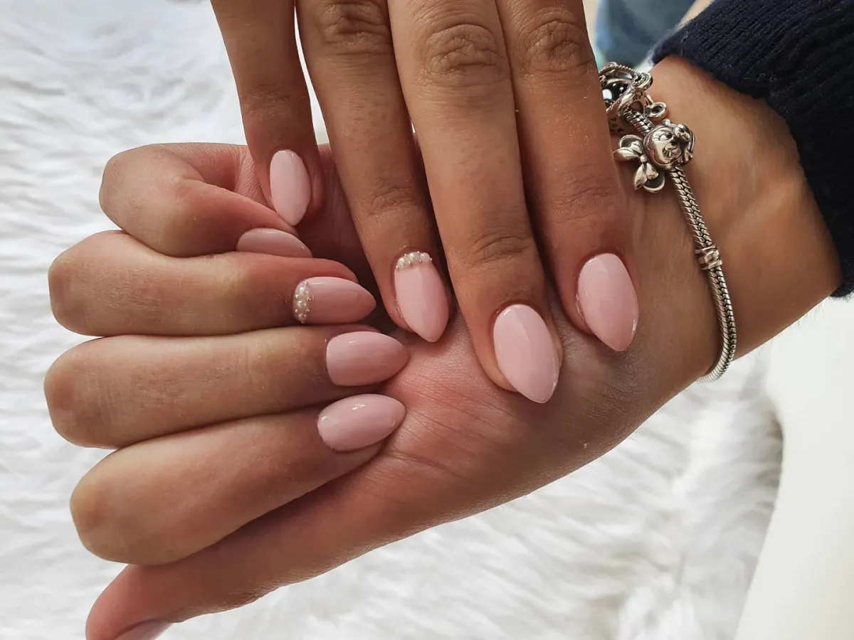 Unhas pintadas em rosa